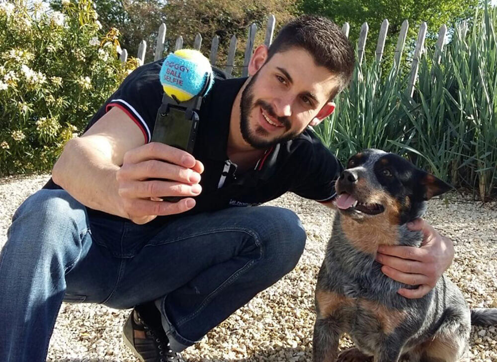Doggy Ball Selfie - Balle avec Support Smartphone pour Selfies Image num&eacute;ro 4