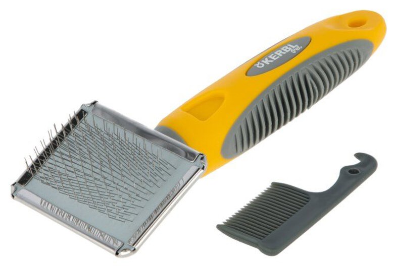 Kerbl - Brosse Carde douce jaune/gris pour rongeur - 16X6cm Image numéro 1 Kerbl - Brosse Carde douce jaune/gris pour rongeur - 16X6cm Image numéro 1