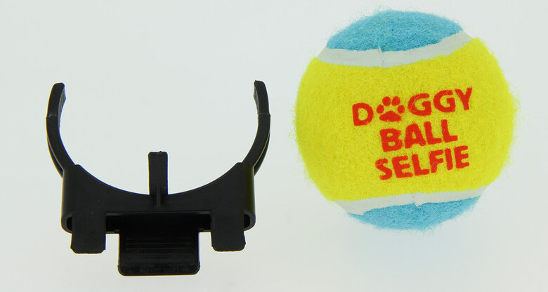 Doggy Ball Selfie - Balle avec Support Smartphone pour Selfies Image numéro 2 Doggy Ball Selfie - Balle avec Support Smartphone pour Selfies Image numéro 2
