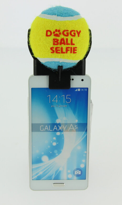 Doggy Ball Selfie - Balle avec Support Smartphone pour Selfies Image numéro 3 Doggy Ball Selfie - Balle avec Support Smartphone pour Selfies Image numéro 3
